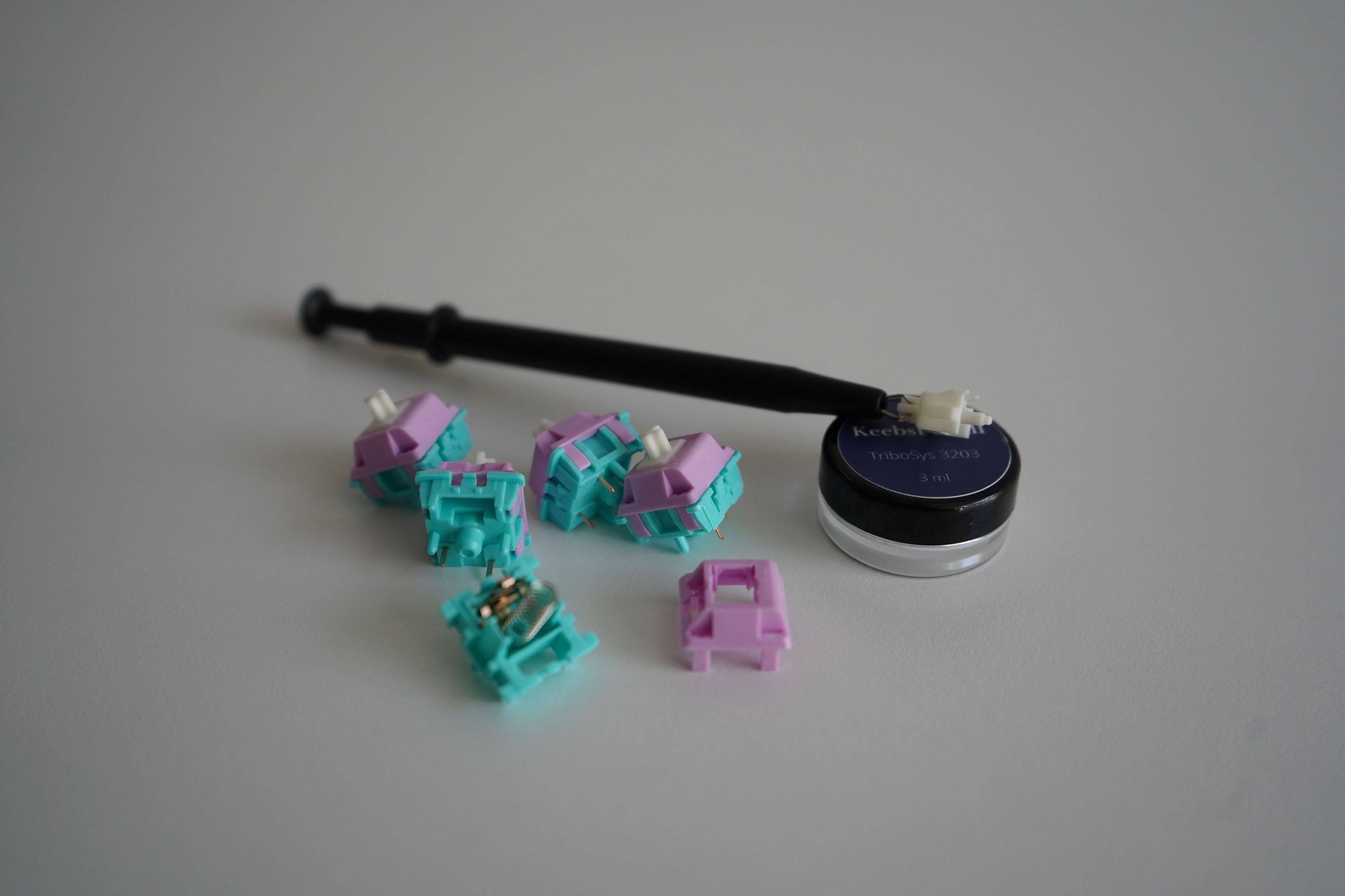 Side view of stem holder holding the stem of ethereal panda, on top of the tribosys 3203