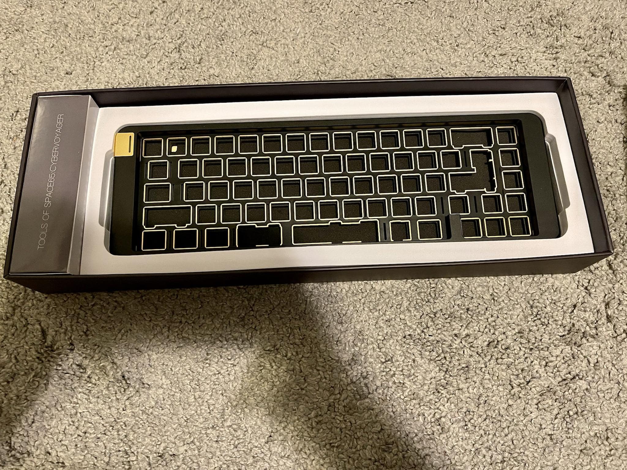 [KFA MARKETPLACE] SPACE65: CyberVoyager R2 Mill Maxed/Hotswap Black case/Gold weight/White badge/Gold LED badge / FR4 & Pom plate Bundle - KeebsForAll