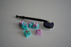 Side view of stem holder holding the stem of ethereal panda, on top of the tribosys 3203